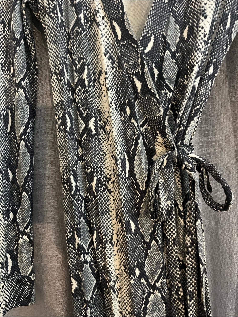 DVF Silk Black & Gray Snake Print Wrap Dress 10 - Picture 5 of 7